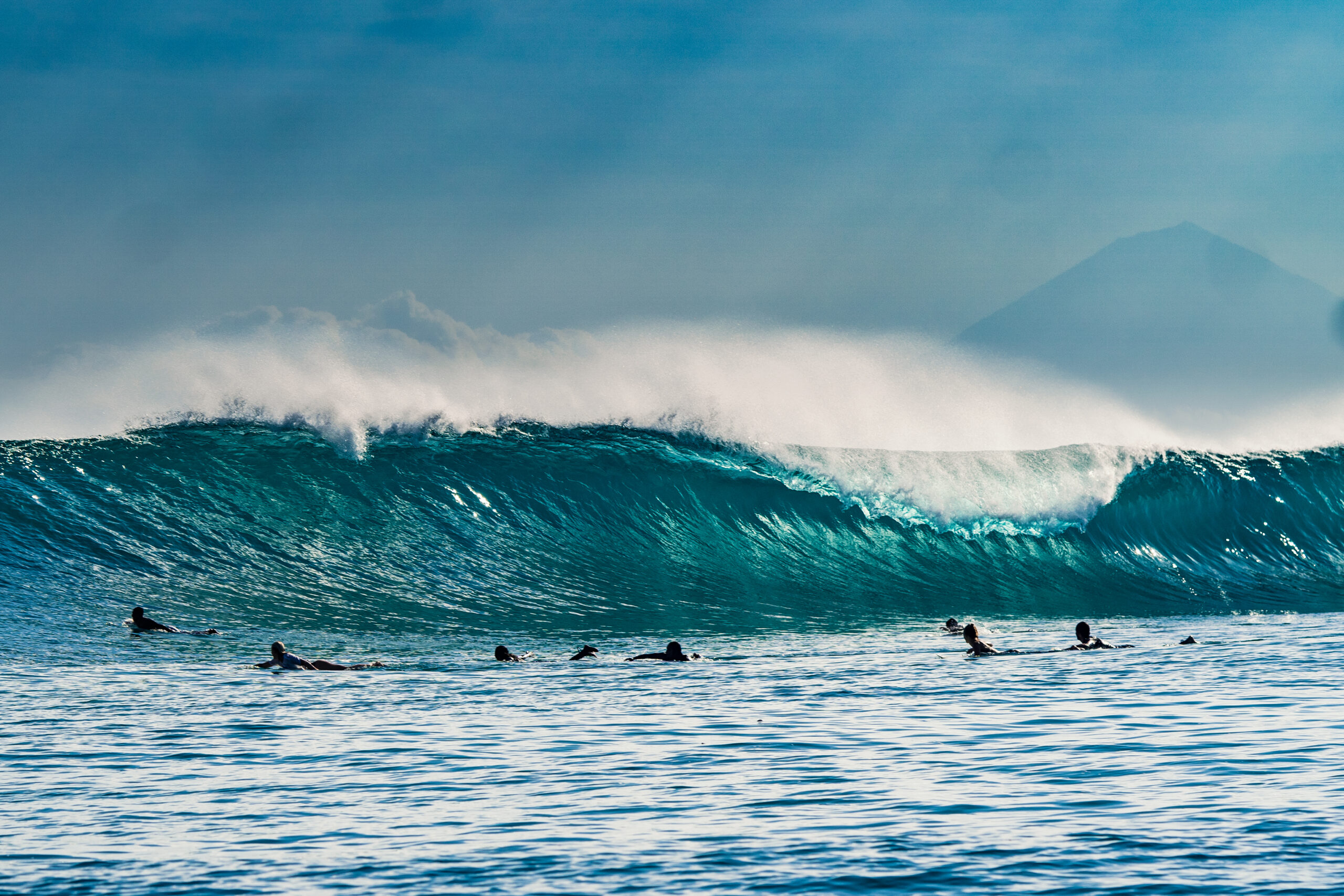 Grosse vague à venir et de nombreux surfeurs attendent de l'attraper